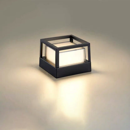 Quadratische schwarze Leuchte mit offenem Rahmen oben und warmweißem Licht, freigestellt auf hellem Hintergrund.