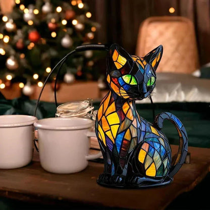 Leuchtende Katzenlampe auf einem Holztisch neben weißen Tassen, im Hintergrund ein beleuchteter Weihnachtsbaum 3