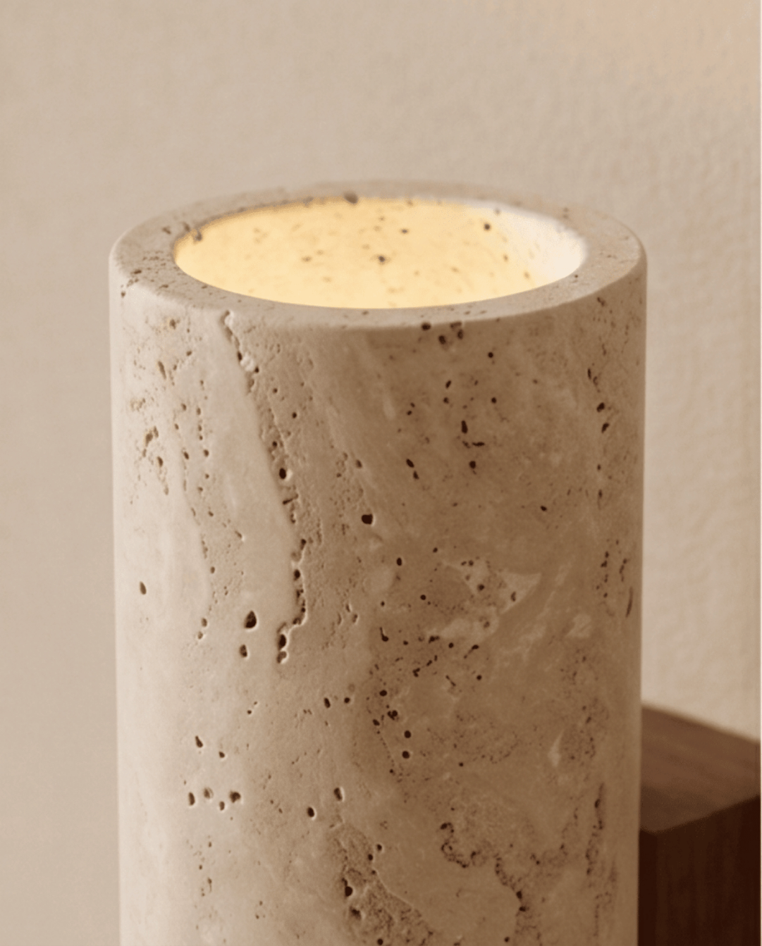 Nahaufnahme des oberen Lampenendes mit porigem Travertin und warm leuchtender Öffnung, daneben die Holzhalterung 4