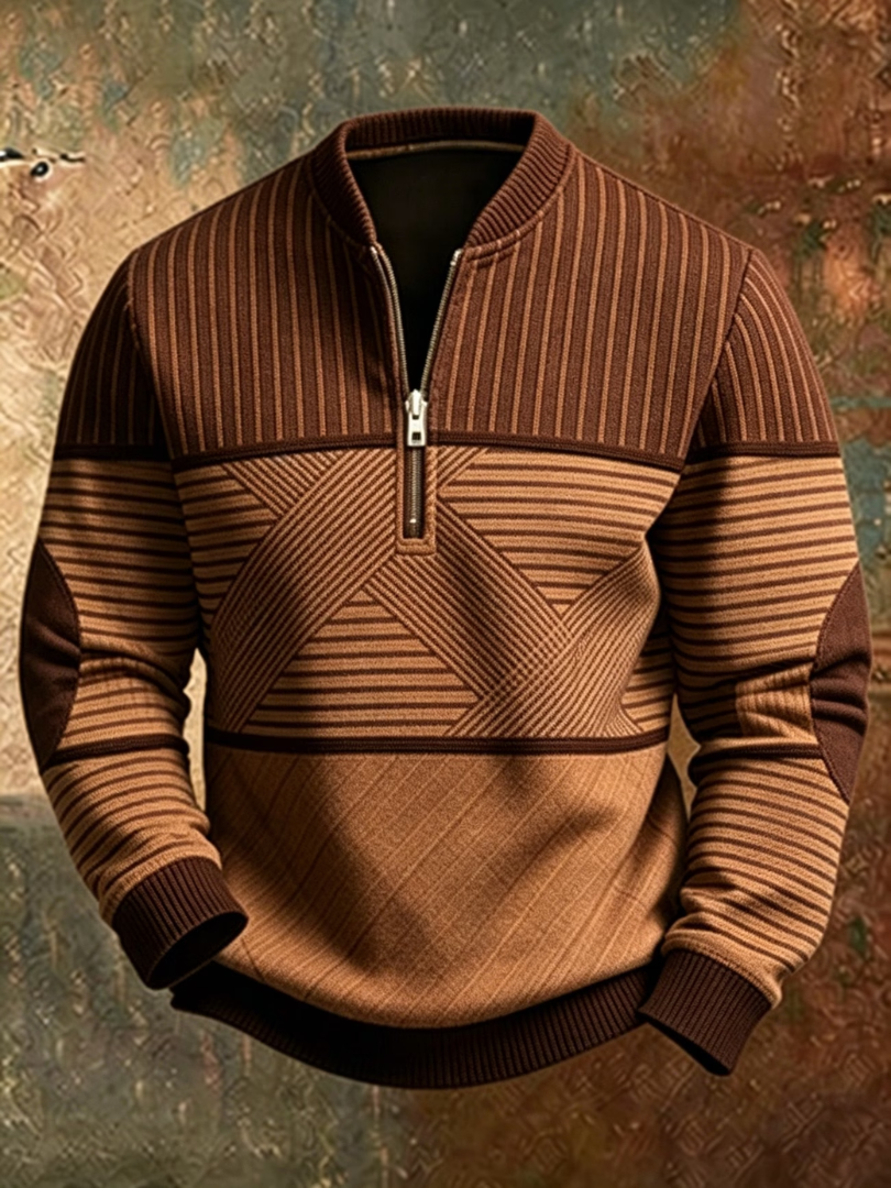 Frontansicht des Pullovers in Braun- und Karamelltönen mit Stehkragen, kurzem Reißverschluss und dunkleren Bündchen und Ellbogenpatches.