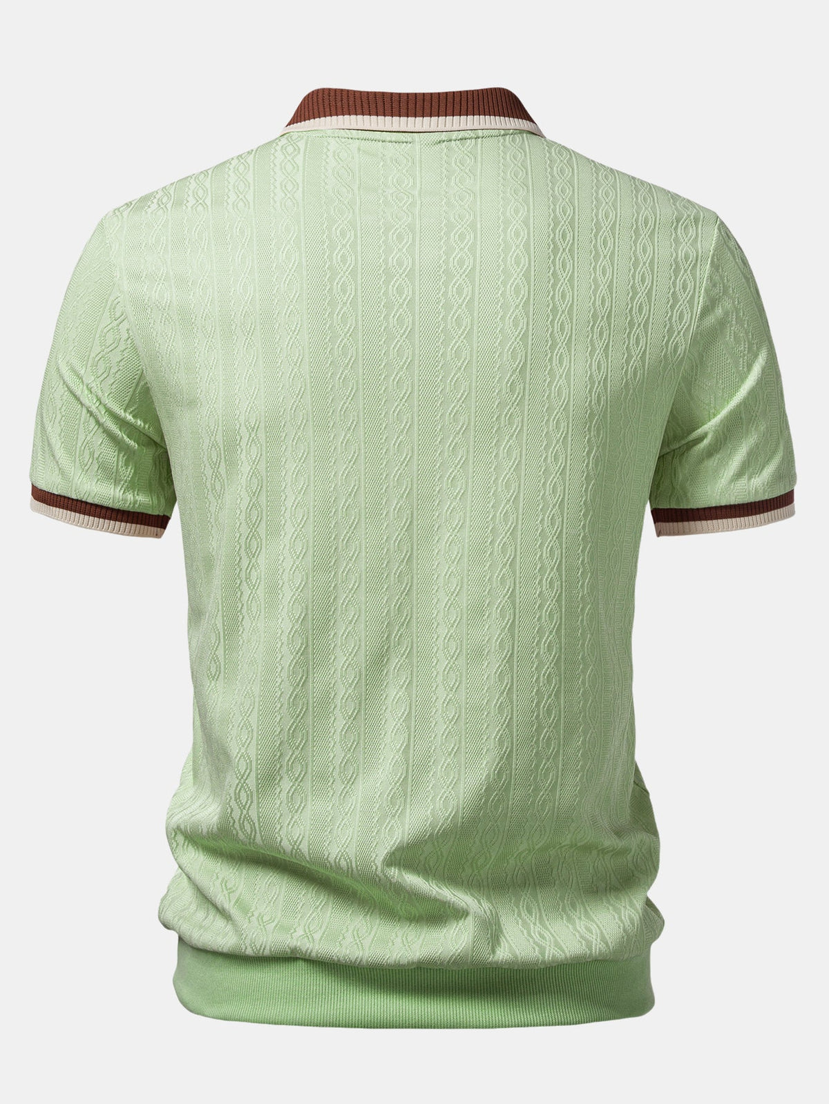 Rückansicht des hellgrünen Poloshirts mit durchgehendem Zopfmuster, braun-cremefarbenem Kragenrand und gerippten Ärmelabschlüssen. 8