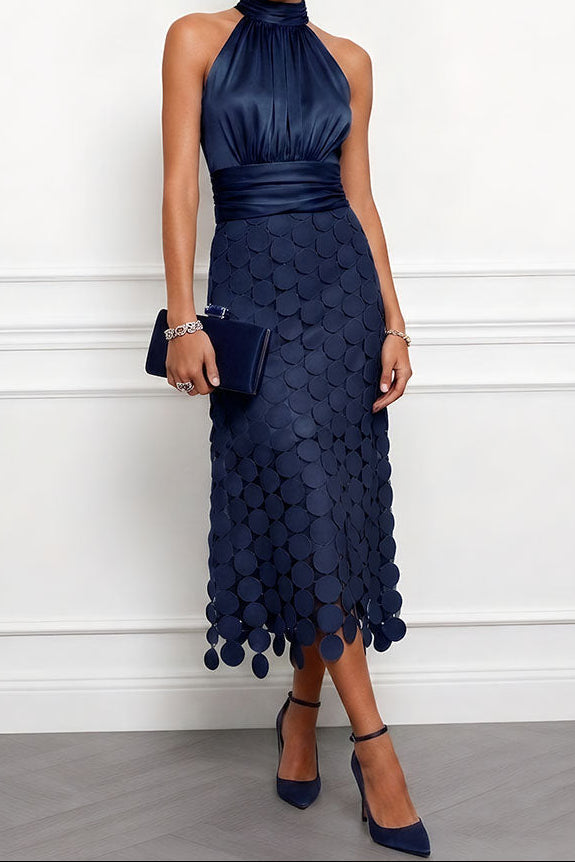 Kleid in Marineblau mit gerafftem Satinoberteil und Kreisapplikationen, getragen mit dunkelblauer Clutch und passenden Pumps. 4