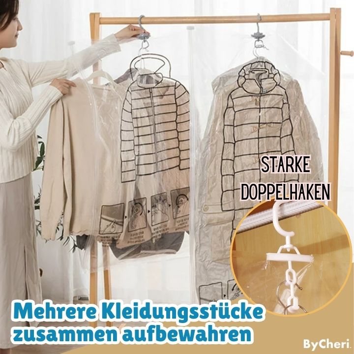 Detail der transparenten Hängebeutel mit weißem Doppelhaken an einer Holzkleiderstange