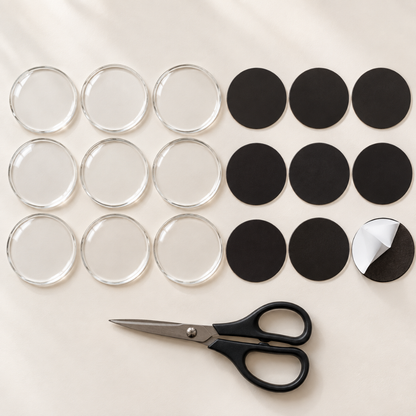 Neun klare runde Acrylrohlinge neben neun schwarzen runden Magnetplatten und einer Schere, eine Platte mit teilweise 10