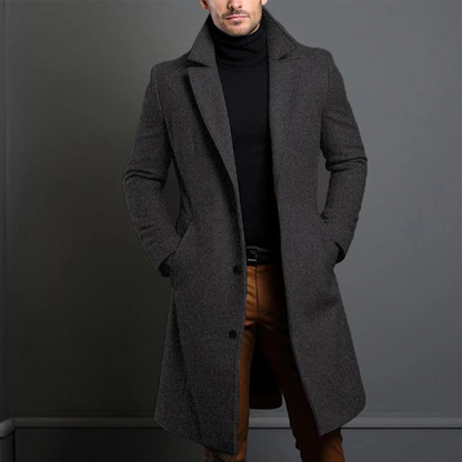 Brauner Herren-Wollmantel aus Wolle mit langer Form, Frontansicht