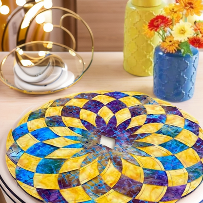 Nähvorlagen für Stoff-Tischsets, Nahaufnahme eines runden Tischsets in Gelb, Blau und Lila