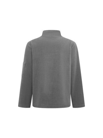 Mittelgraue Fleecejacke von hinten mit Stehkragen, glattem Rücken und Ärmeltasche links im Bild 11