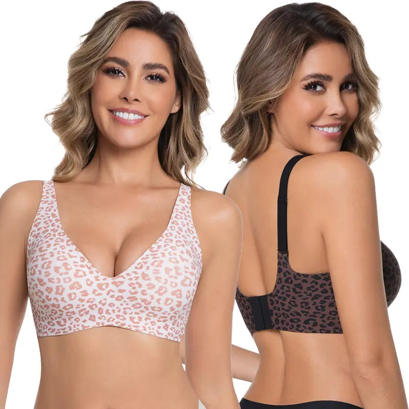 Zwei Models zeigen die Leopardenmuster-BHs, links von vorn in Rosa, rechts von hinten in Braun 12