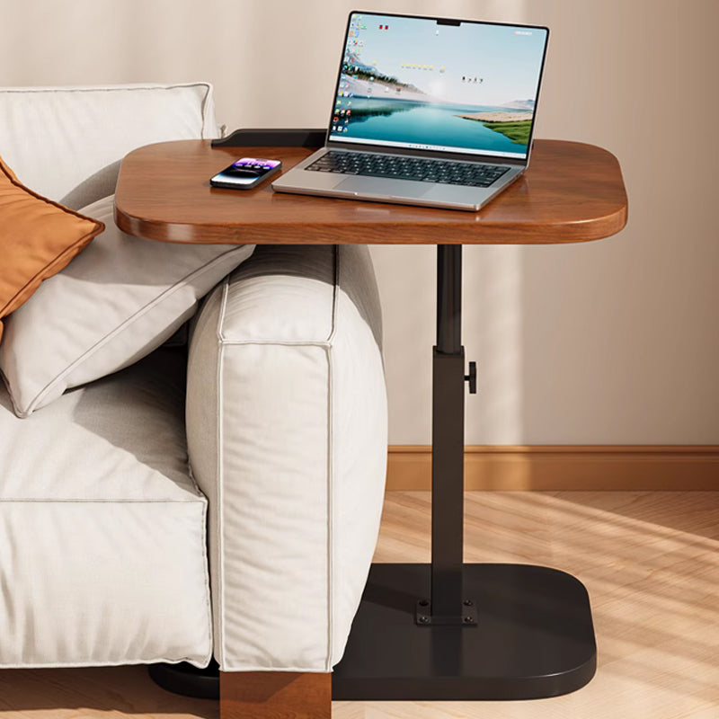 Höhenverstellbarer rollender Laptopschreibtisch mit Holzplatte in Seitenansicht über dem Sofaarm