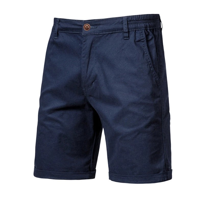 Blaue Shorts in der Vorderansicht mit braunem Knopf, Seitentasche, seitlichem Gummizug und umgeschlagenem Beinsaum. 10