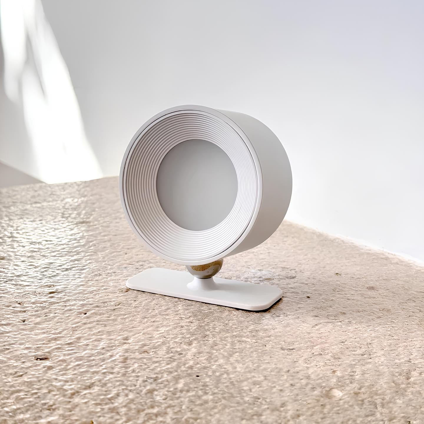Moderner weißer Tischventilator, minimalistisches Design, leise, energiesparend, für Büro.