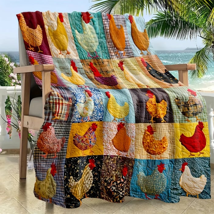 Bunte Hühner-Patchworkdecke über einem Holzstuhl auf einer Terrasse mit Meer und Palmen 16