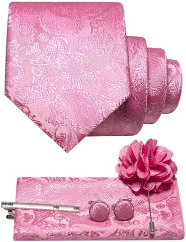Set in Rosa mit Krawatte, Einstecktuch, Manschettenknöpfen, Krawattenclip und Blütenbrosche, durchgehend im Paisleymuster. 26