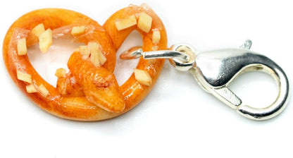 Brezel Charm Anhänger – AlpenBrezn Oktoberfest 2026