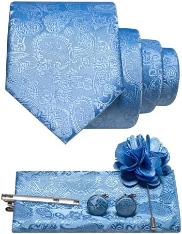 Set in Himmelblau mit gerollter Krawatte, Einstecktuch, Manschettenknöpfen, Krawattenclip und blauer Blütenbrosche im Paisleymuster. 33