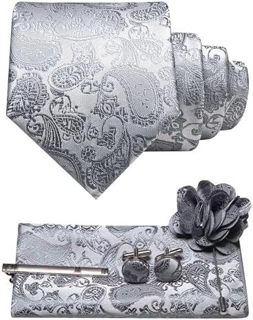 Set in Silbergrau mit Krawatte, Einstecktuch, Manschettenknöpfen, Krawattenclip und Blütenbrosche im Paisleymuster. 31