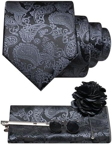 Set im Paisleymuster in Grau auf schwarzem Grund mit Krawatte, Einstecktuch, Manschettenknöpfen, Krawattenclip und Blumenbrosche. 12