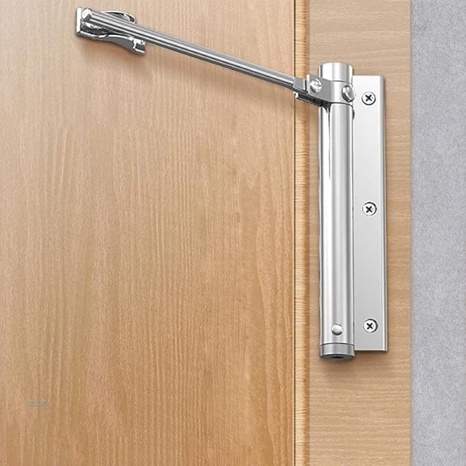 Silberner Türschließer mit Gelenkarm an einer Holztür, seitlich auf den Rahmen geschraubt 2