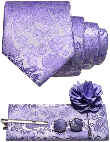 Set in Lavendel mit Krawatte, Einstecktuch, Manschettenknöpfen, Krawattenclip und Blütenbrosche, alles im tonigen Paisleymuster. 21