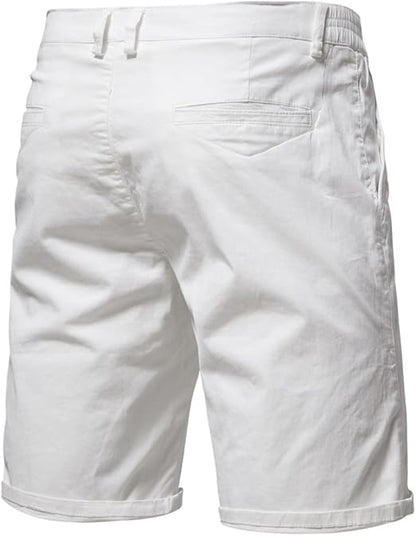 Rückansicht der weißen Shorts mit Gesäßtasche, Gürtelschlaufen, seitlichem Gummizug und umgeschlagenem Saum. 8