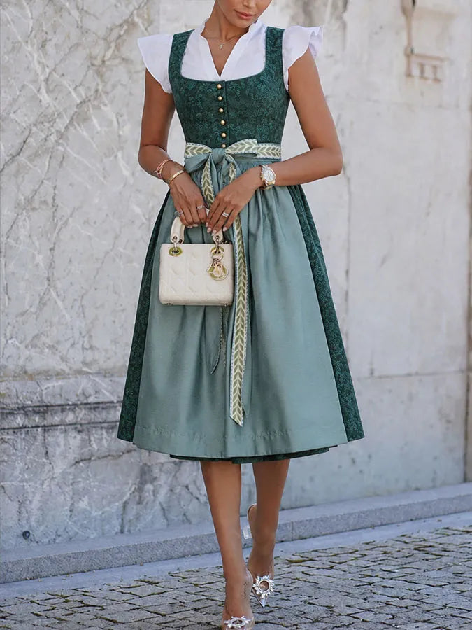 Frontansicht des Dirndls mit goldenen Knöpfen am Mieder und gebundener Schleife.