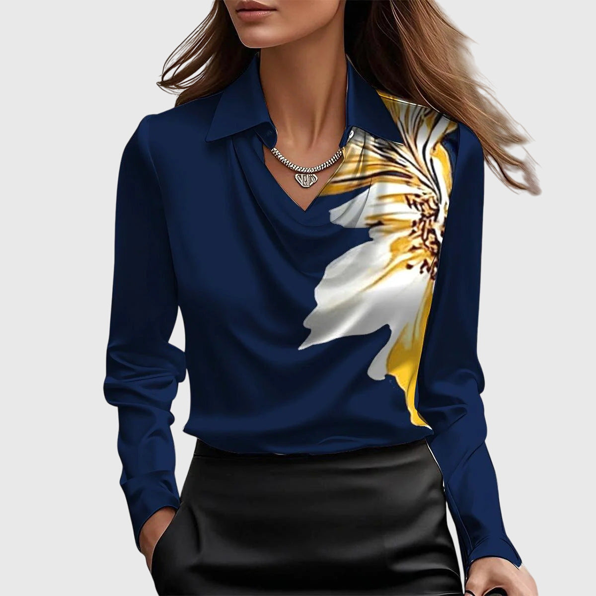 Damen marineblaue Bluse mit großem weiß-gelbem Blütendruck an der Schulter, Kragen und Wasserfallausschnitt.
