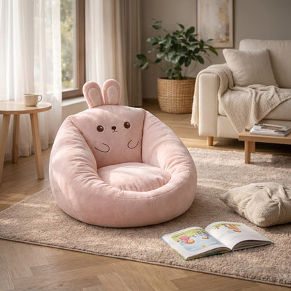 Rosafarbener Sitzsack in Hasenform mit langen Ohren und Gesicht, vor einem Sofa im Wohnraum 7