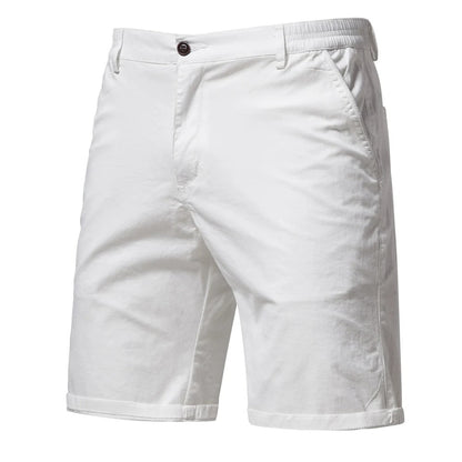 Weiße Shorts in der Vorderansicht mit Knopf, Eingrifftasche, Gummizug seitlich am Bund und umgeschlagenem Saum. 9