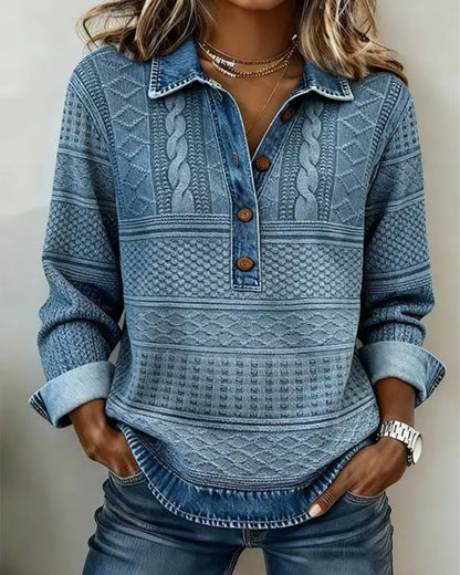 Damen-Sweatshirt in Blau mit Hemdkragen, Knopfleiste und Muster, vorne getragen
