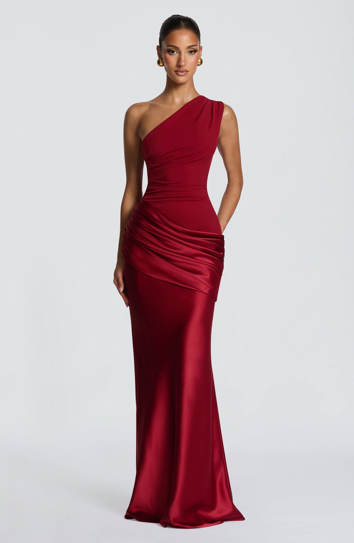 Rotes Maxikleid aus Satin, Frontansicht am Model mit drapiertem Rock und eng anliegendem Mieder.