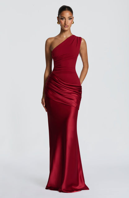 Rotes Maxikleid aus Satin, Frontansicht am Model mit drapiertem Rock und eng anliegendem Mieder.