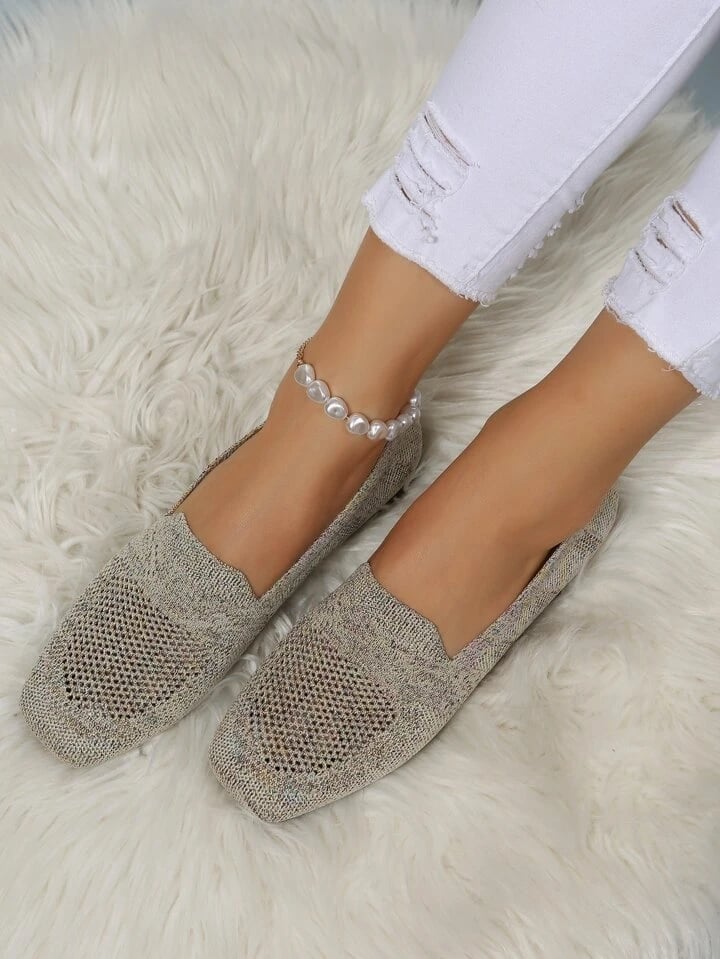 Beige-graue Slip-on-Sneaker mit gelochtem Vorderfuß an den Füßen