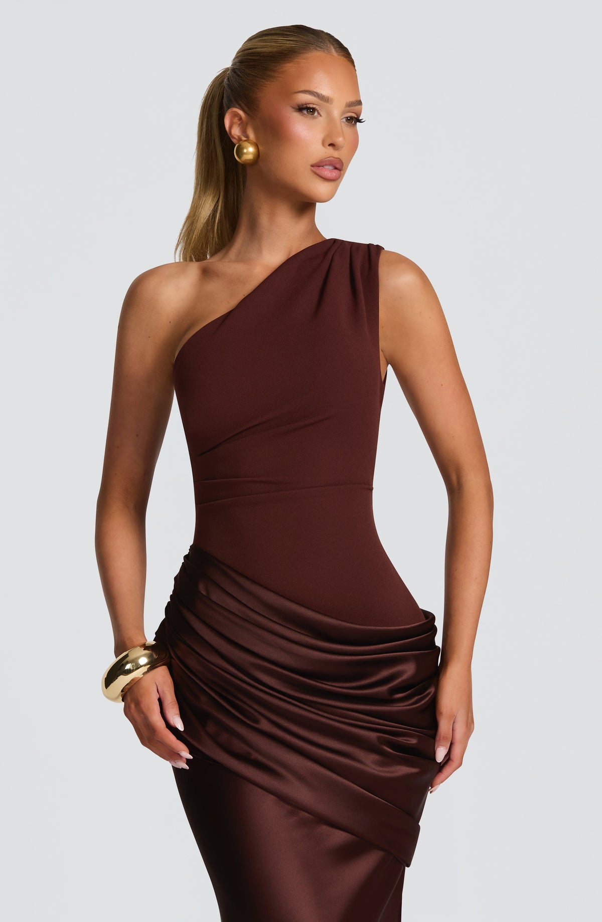Braunes Maxikleid aus Satin, Detail des Oberkörpers mit asymmetrischer Schulter und Drapierung.