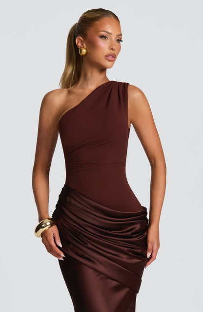 Braunes Maxikleid aus Satin, Detail des Oberkörpers mit asymmetrischer Schulter und Drapierung.