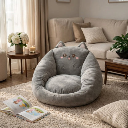 Grauer Sitzsack in Katzenform mit Ohren und Gesicht, im Wohnzimmer auf einem Hochflorteppich 5