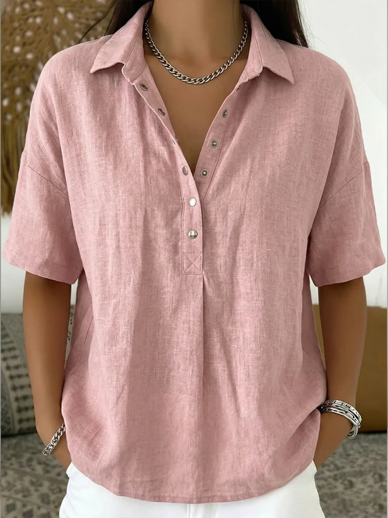 Bluse in Altrosa am Model, Nahaufnahme von Kragen, Knopfleiste und der Kreuznaht am Ausschnitt 5