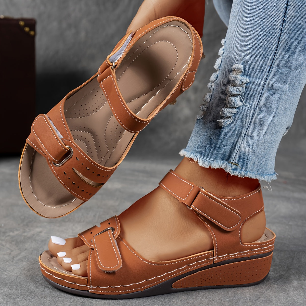 Braune Keilsandalen mit Klettverschlüssen und Ziernähten
