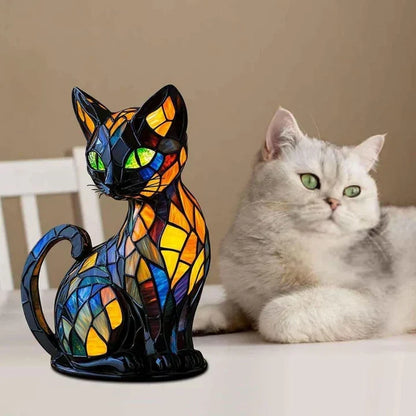 Katzenlampe neben einer echten, hellgrauen Katze mit grünen Augen auf einem weißen Möbelstück 6