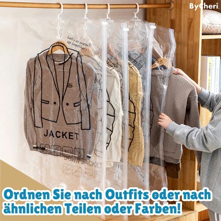Mehrere transparente Vakuumbeutel mit Kleidung hängen an einer Schrankstange, eine Person zieht einen Beutel heraus