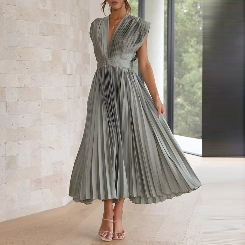Herbstliches fließendes Maxikleid mit Plisseefalten und V-Ausschnitt – Noelle