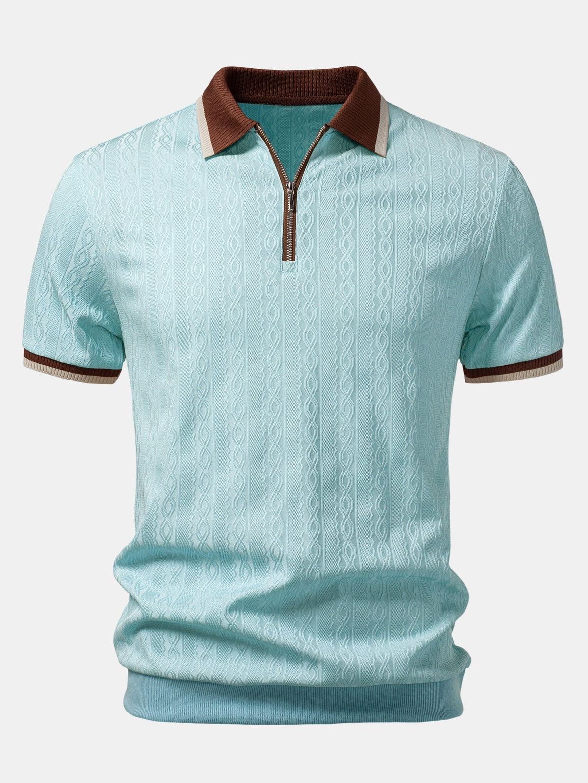 Vorderansicht des hellblauen Strick-Poloshirts mit Reißverschluss, braunem Kragen und gestreiften Ärmelbündchen auf Zopfmuster-Struktur. 9