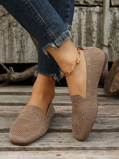 Braune Slip-on-Sneaker von oben und von der Seite getragen