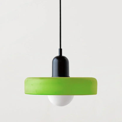 Bauhaus Buntglas-Pendelleuchte mit grünem Glasschirm und schwarzer Kappe, detail