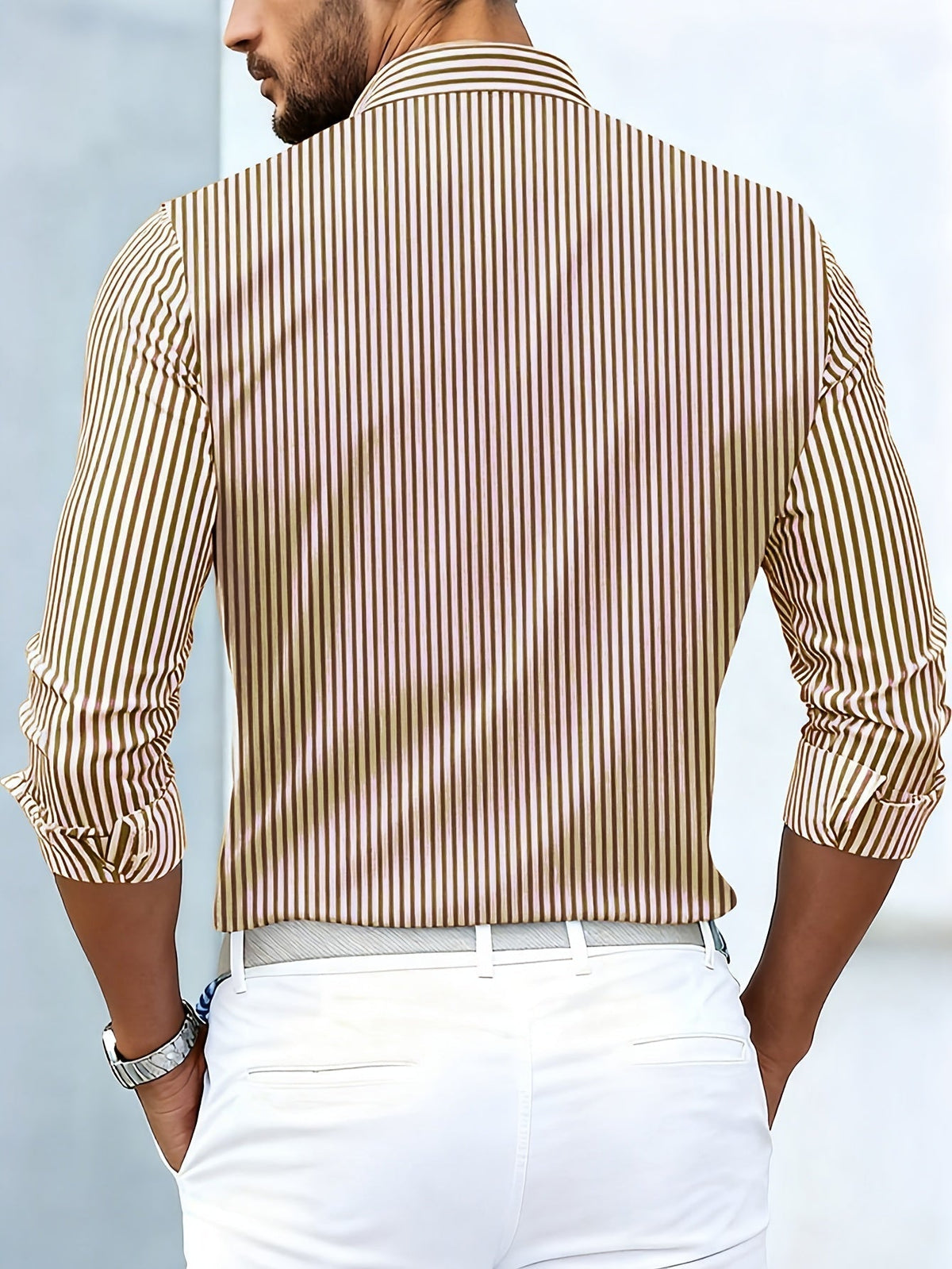 Braun-beige gestreiftes Herrenhemd mit eingetragenem Look, Rückansicht am Model getragen