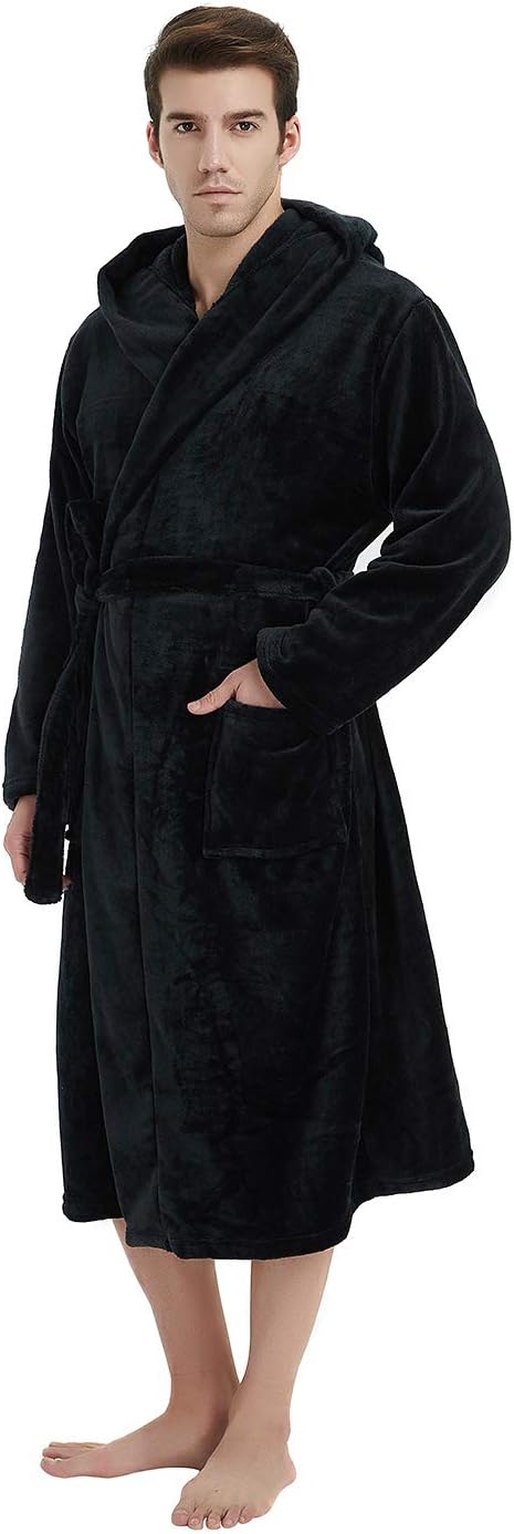 Mann in schwarzem Fleece-Bademantel mit Kapuze, Taschen und Gürtel, gemütlich und warm.