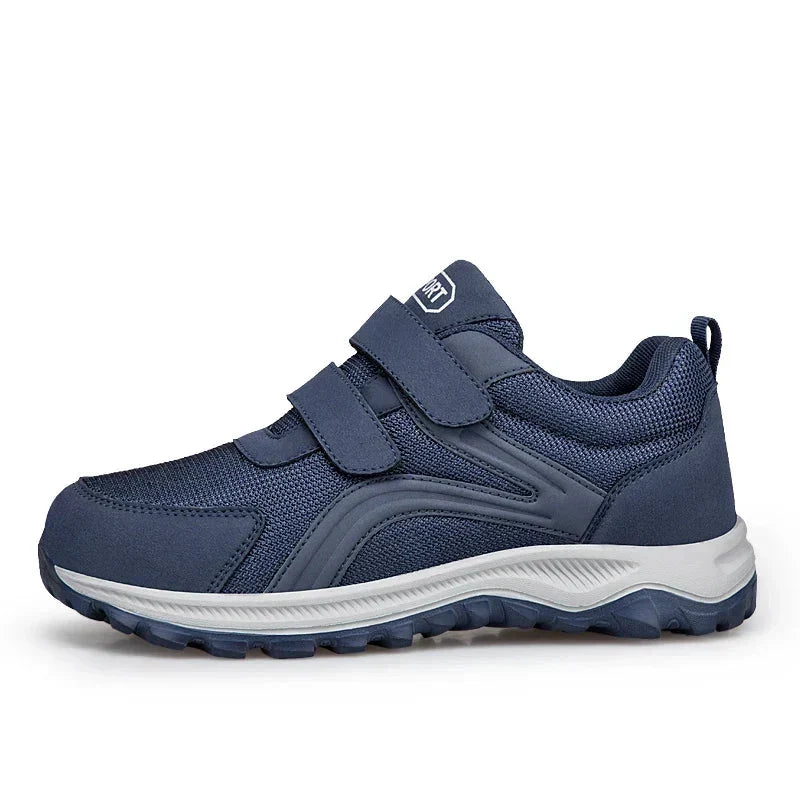 Blauer Schuh in der Seitenansicht mit zwei Klettriemen und profilierter Sohle 13
