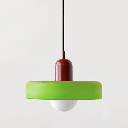 Bauhaus Buntglas-Pendelleuchte mit grünem Glasschirm und dunkelroter Kappe