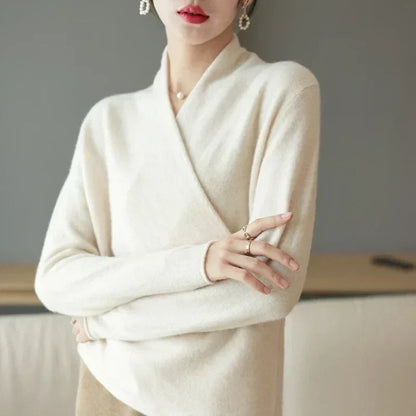 Frau in cremefarbenem Wickelpullover mit verschränkten Armen, Blick auf Ärmel und gerollte Bündchen 6