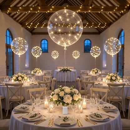 Ballons mit Lichterketten als Tischdekoration im Hochzeitssaal mit gedeckten runden Tischen und weißen Blumen 5