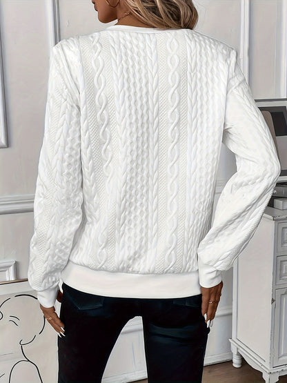 Frau in weißem Strickpullover mit Zopfmuster, Rückansicht, modisch, gemütlich, elegant.